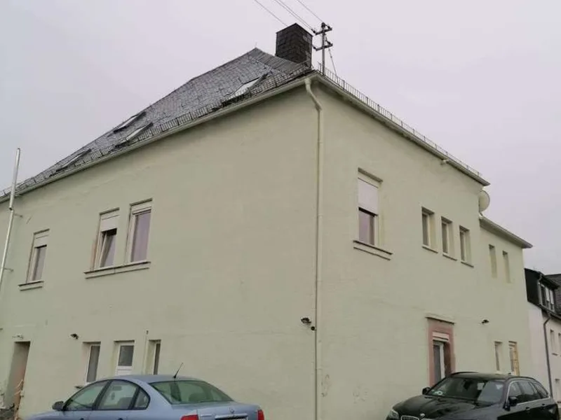 Außenansicht des verkauften Mehrfamilienhauses in Holzhausen