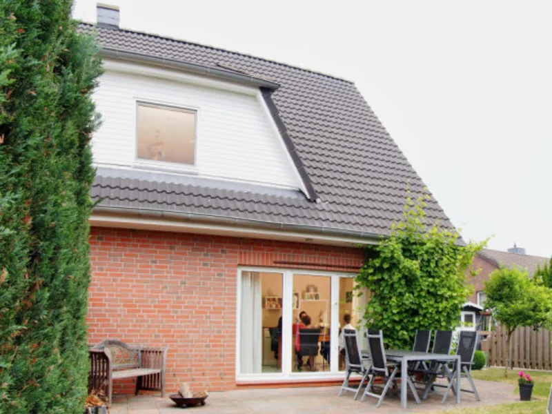 Terrassenseite der Doppelhaushälfte in Rümpel