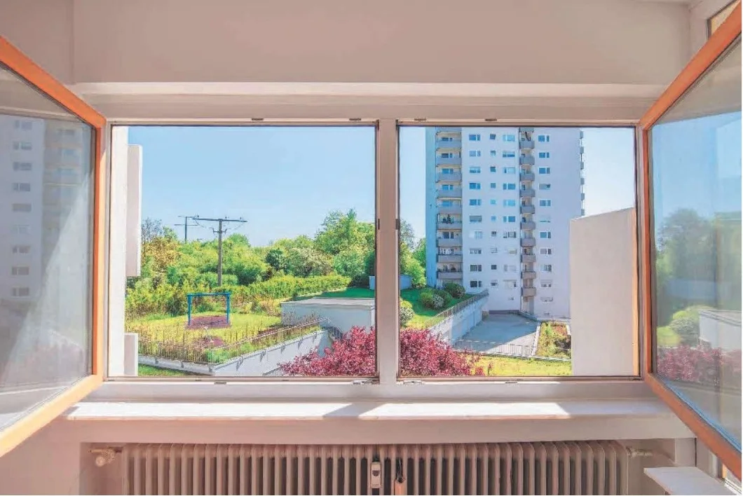 Lichtdurchflutete, teilsanierte Viereinhalbzimmer-Wohnung in Bad Homburg