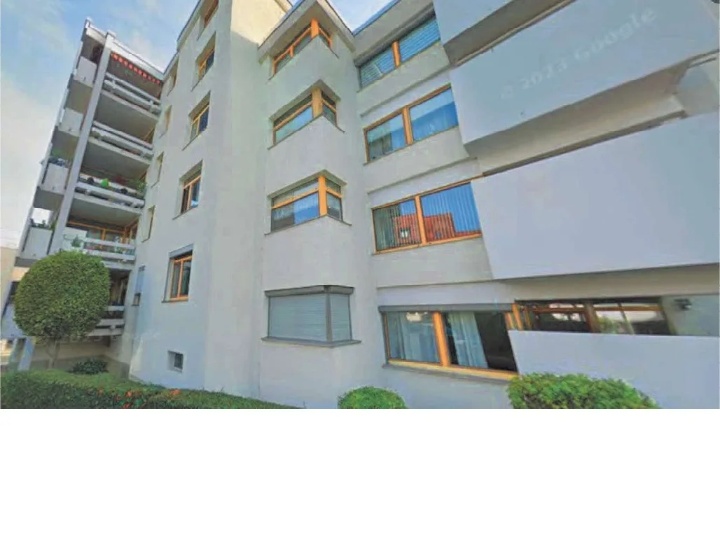 Lichtdurchflutete, teilsanierte Viereinhalbzimmer-Wohnung in Bad Homburg