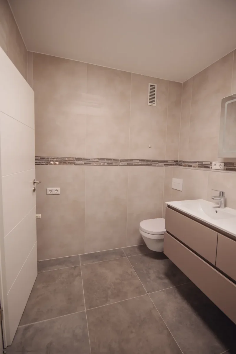 Lichtdurchflutete, teilsanierte Viereinhalbzimmer-Wohnung in Bad Homburg