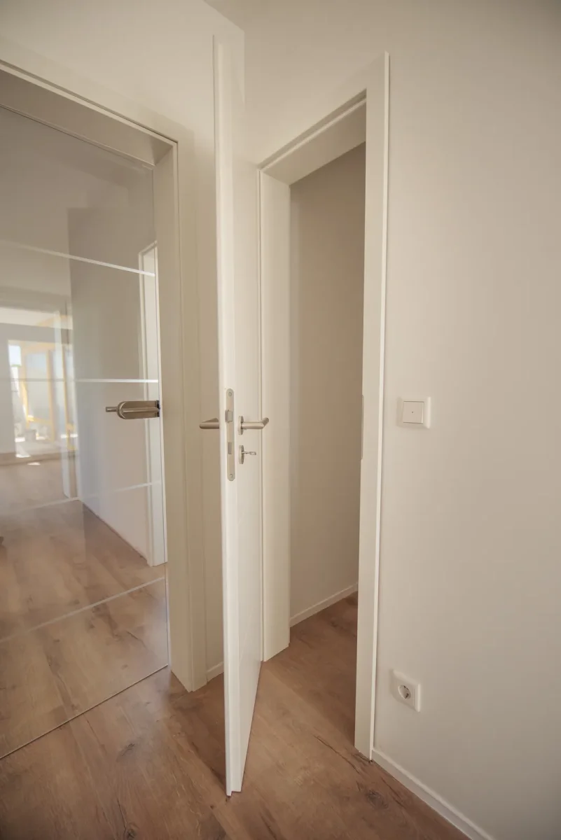 Lichtdurchflutete, teilsanierte Viereinhalbzimmer-Wohnung in Bad Homburg