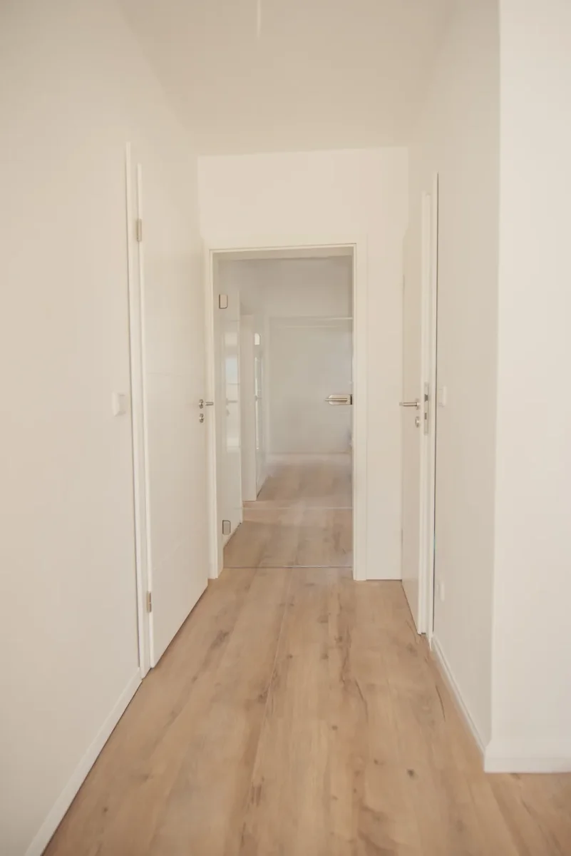 Lichtdurchflutete, teilsanierte Viereinhalbzimmer-Wohnung in Bad Homburg