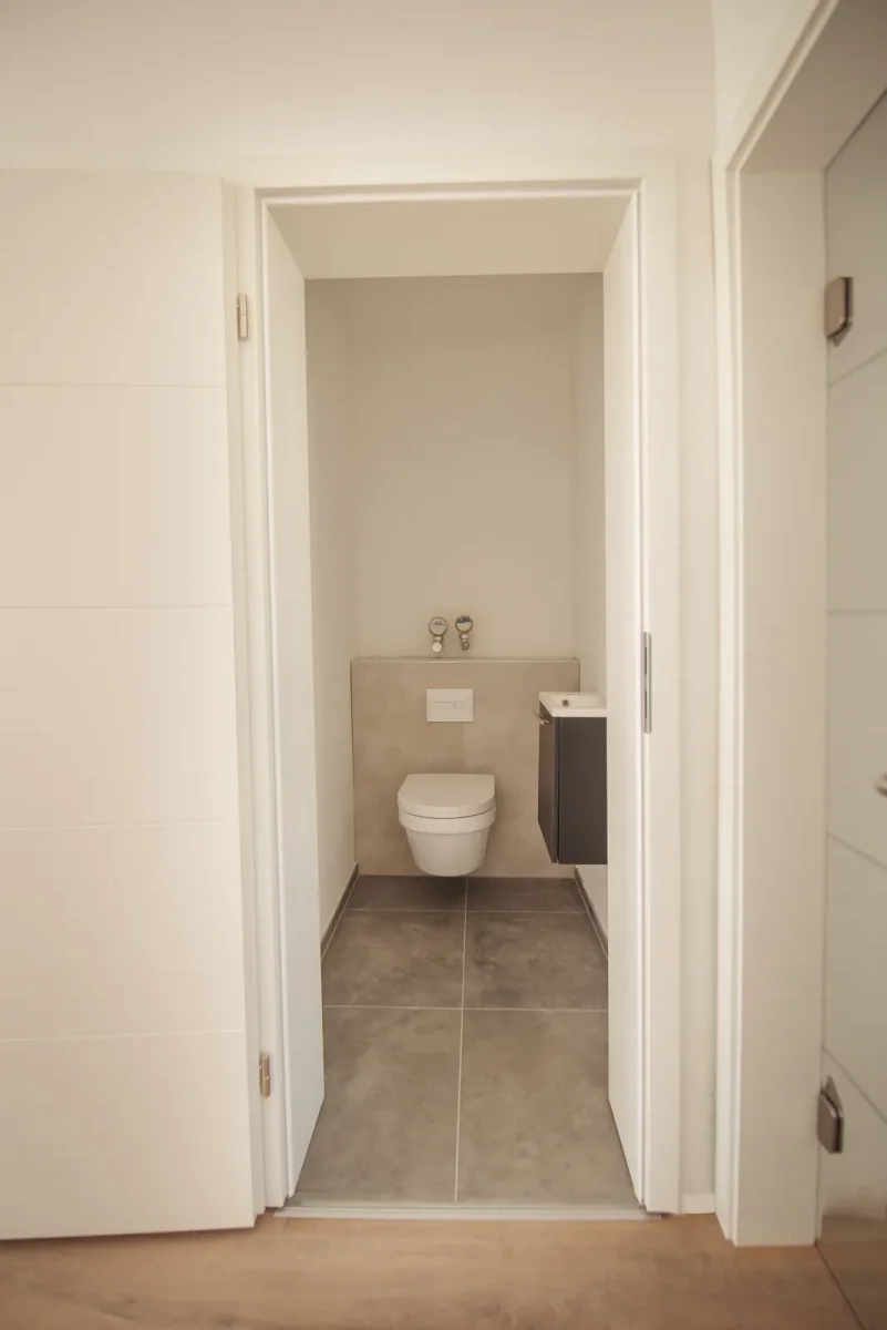 Lichtdurchflutete, teilsanierte Viereinhalbzimmer-Wohnung in Bad Homburg