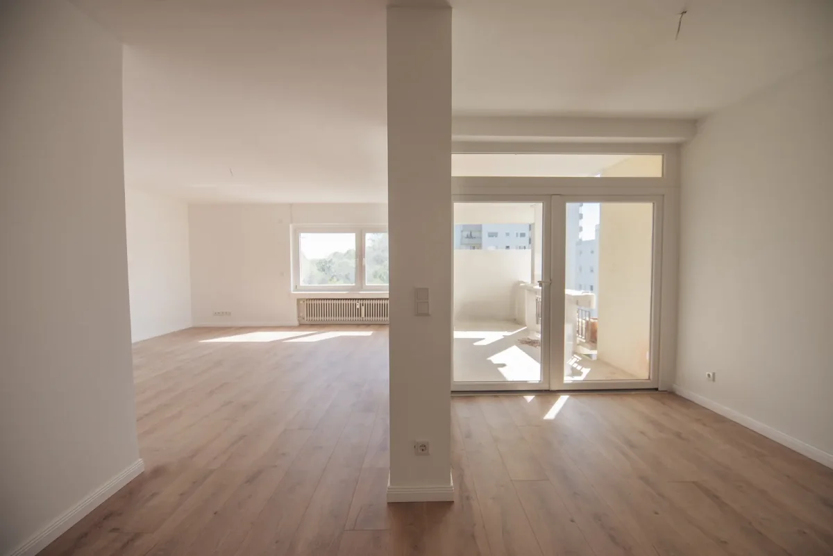 Lichtdurchflutete, teilsanierte Viereinhalbzimmer-Wohnung in Bad Homburg