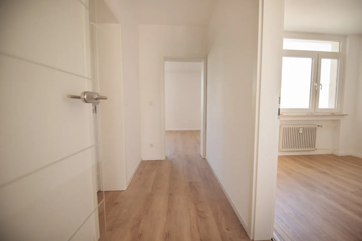 Lichtdurchflutete, teilsanierte Viereinhalbzimmer-Wohnung in Bad Homburg