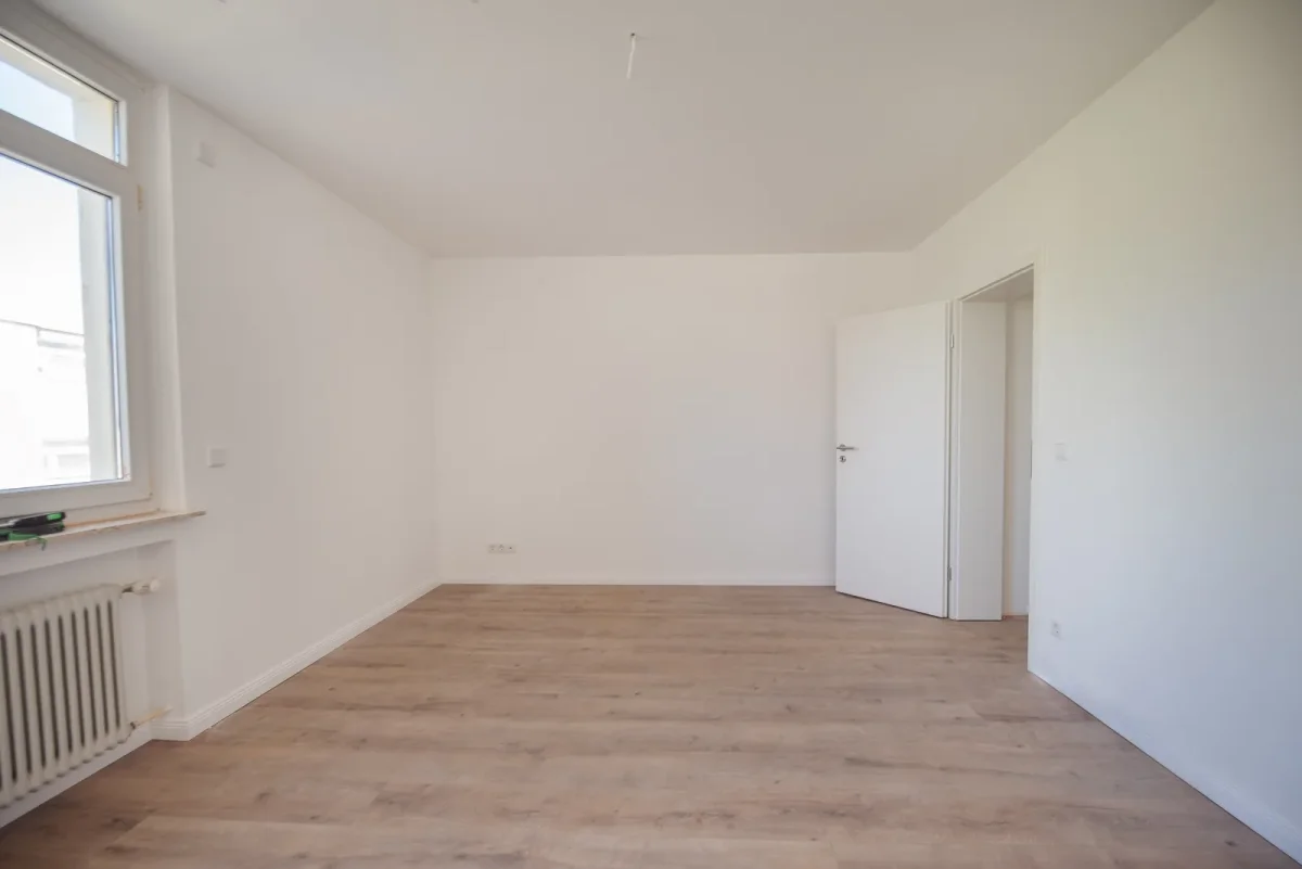 Lichtdurchflutete, teilsanierte Viereinhalbzimmer-Wohnung in Bad Homburg