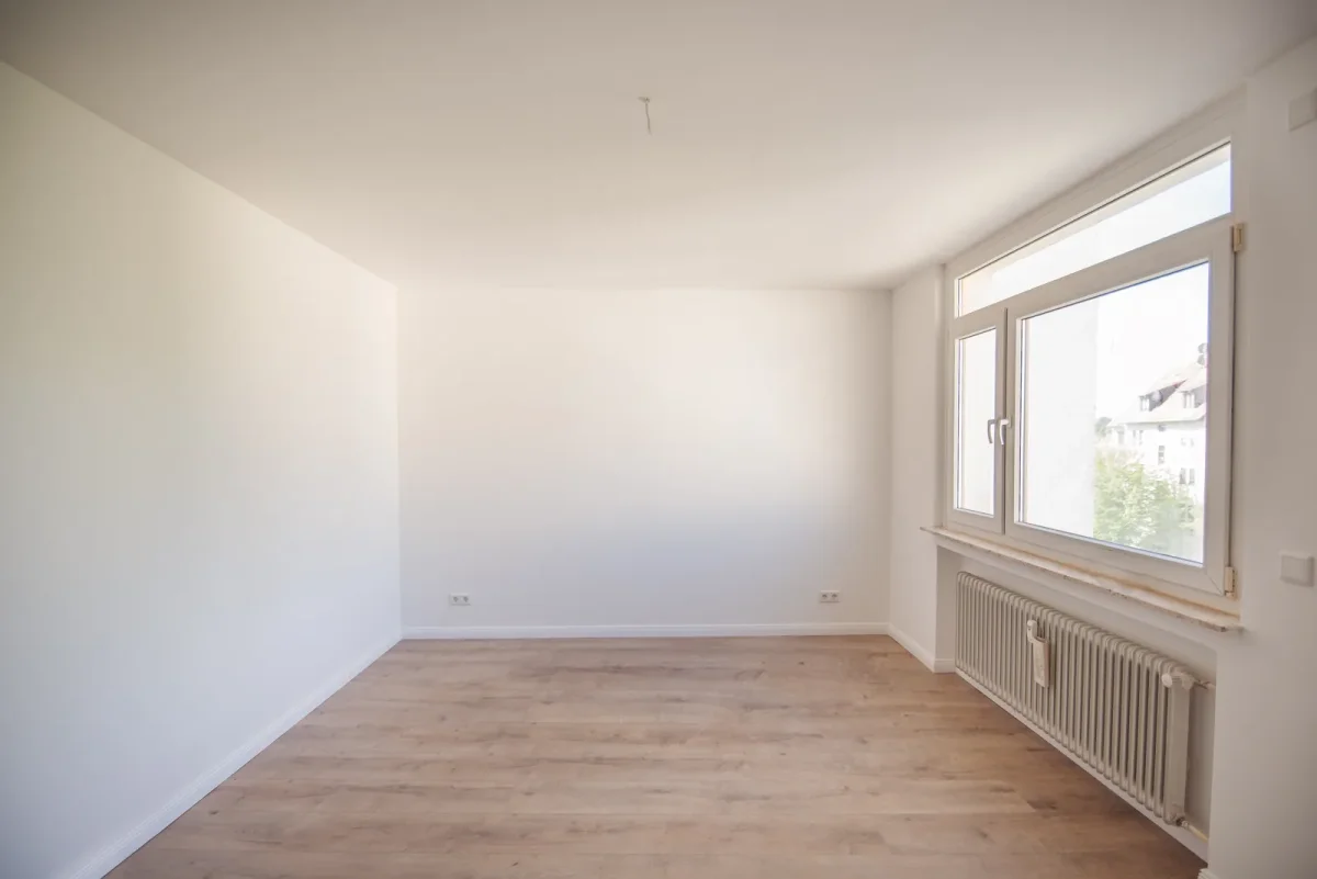 Lichtdurchflutete, teilsanierte Viereinhalbzimmer-Wohnung in Bad Homburg